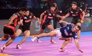 Meraj with his arsenal (running kick) on Bengaluru Bulls' defenders.